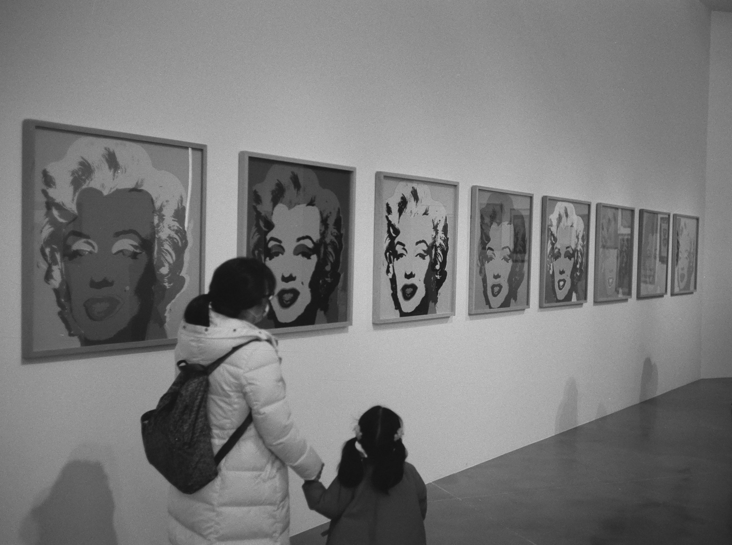 Brand rebranding marketing – Mere Exposure Effect ilustrat prin repetitie vizuala pop-art cu Marilyn Monroe